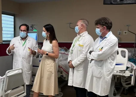 La consejera de Salud, Isabel Ayala, ha visitado recientemente el Servicio de Nefrología del centro hospitalario tras la adjudicación del nuevo contrato de terapias renales