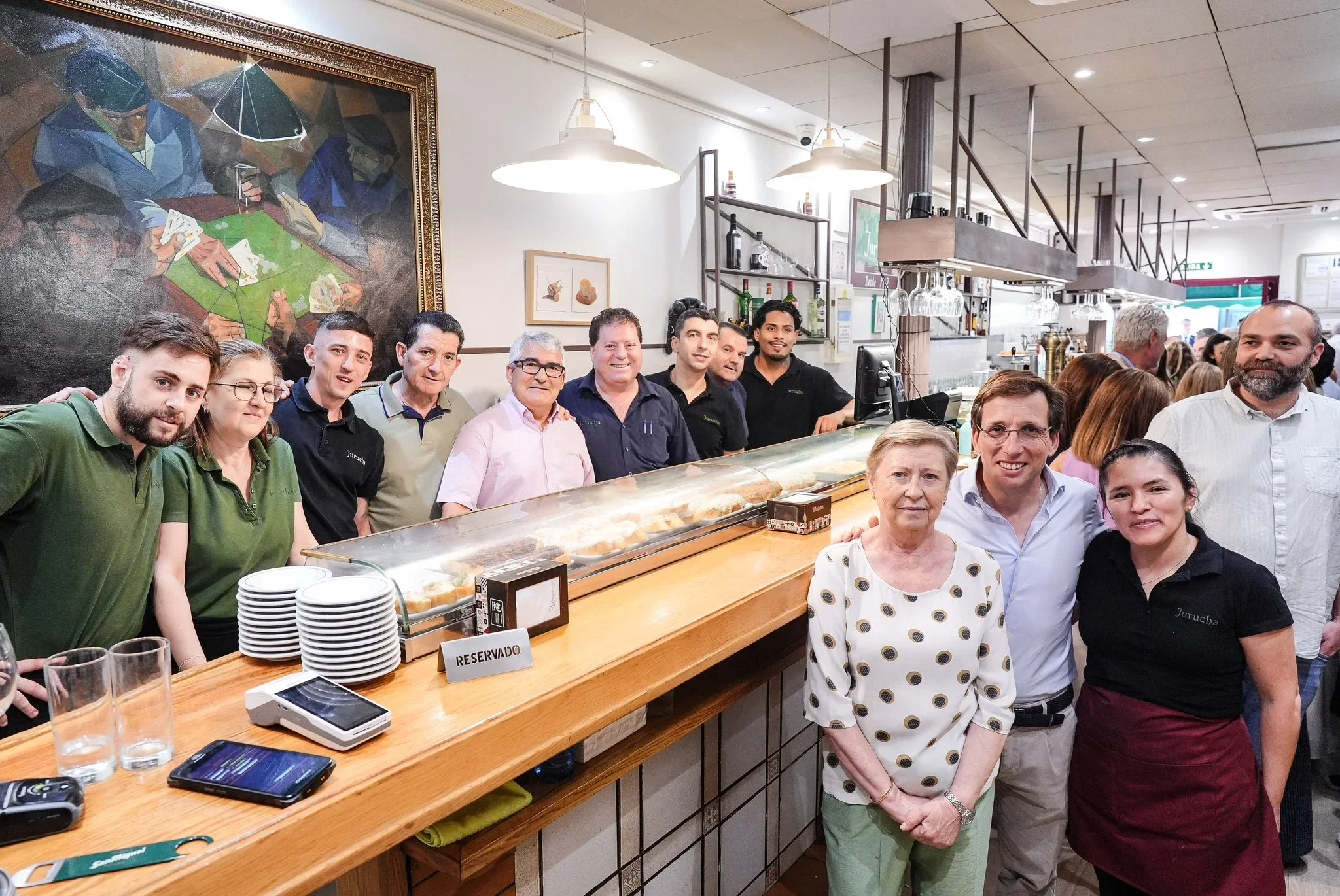 Almeida homenajea al histórico Bar Jurucha con una placa por sus más de 60 años de historia