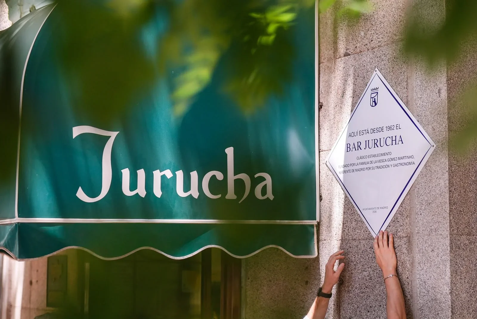 Almeida homenajea al histórico Bar Jurucha con una placa por sus más de 60 años de historia