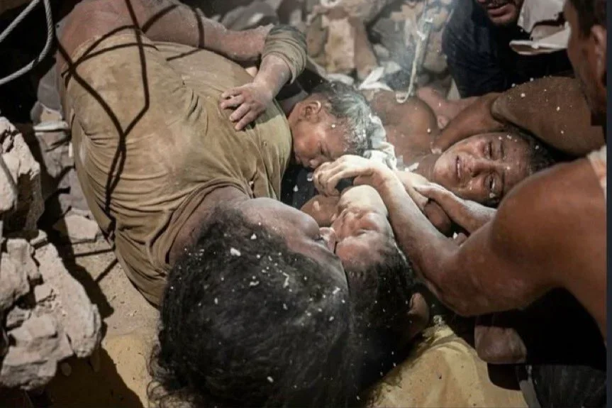 La historia de una madre que emocionó al mundo tras proteger a sus hijos bajo los escombros en La Guaira
