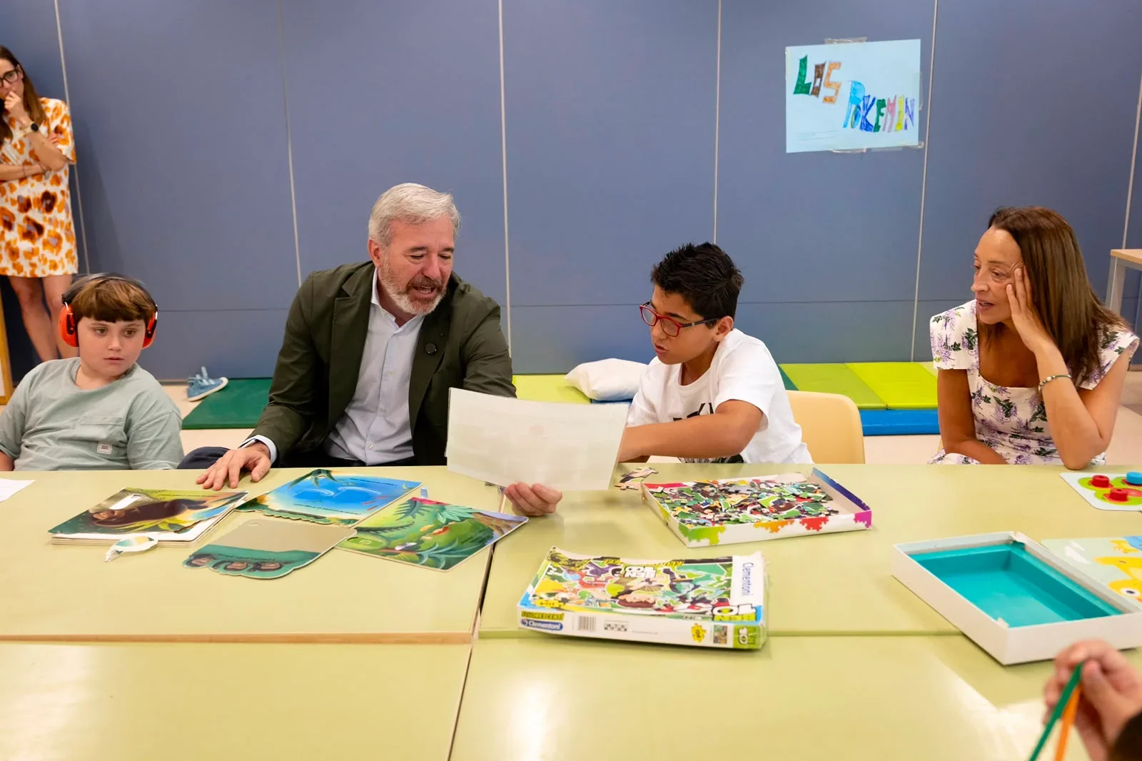 El presidente del Gobierno de Aragón, Jorge Azcón, ha visitado el Centro Público de Educación Especial Jean Piaget de Zaragoza