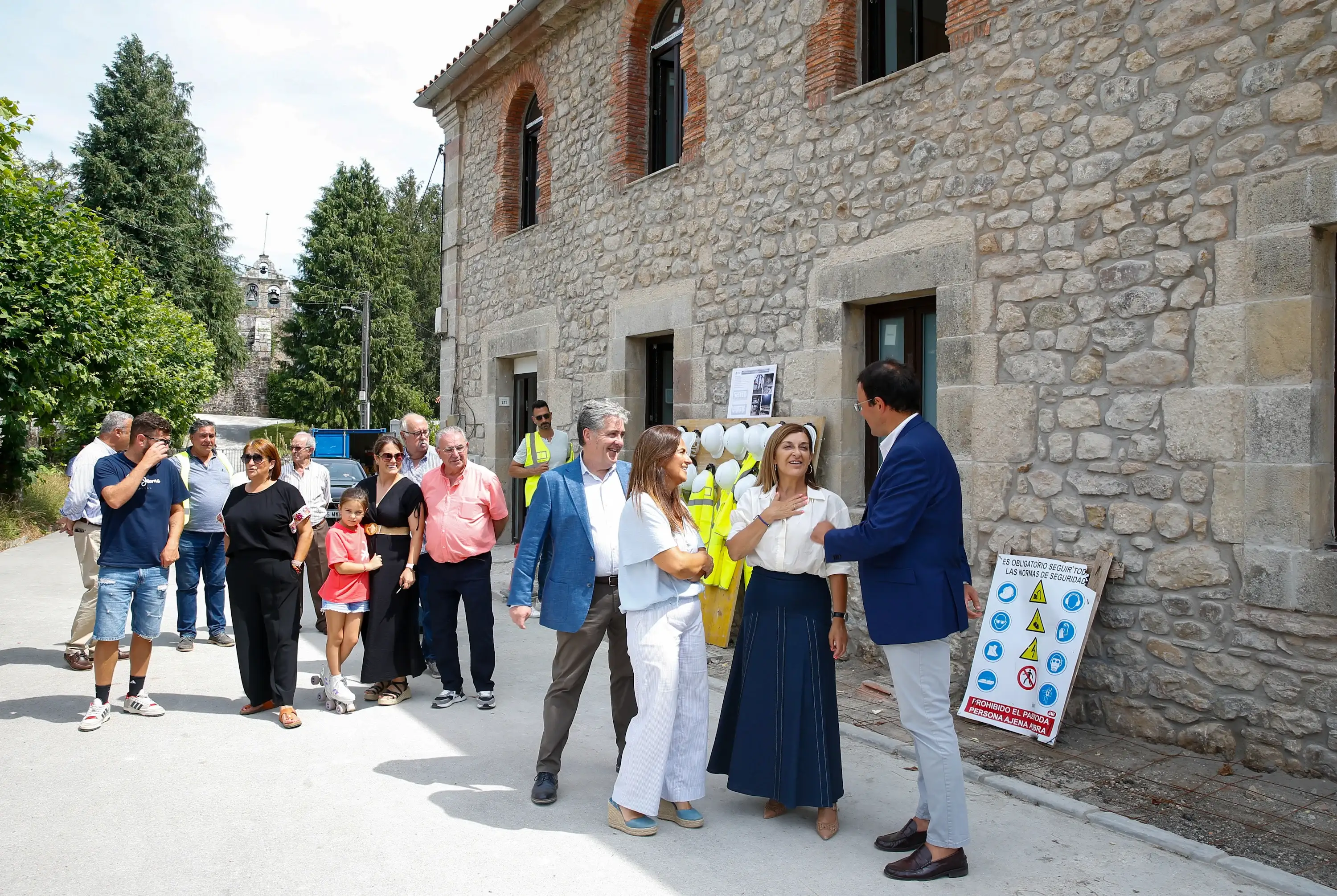 La presidenta de Cantabria, María José Sáenz de Buruaga, ha anunciado que el nuevo minicentro residencial para personas mayores 