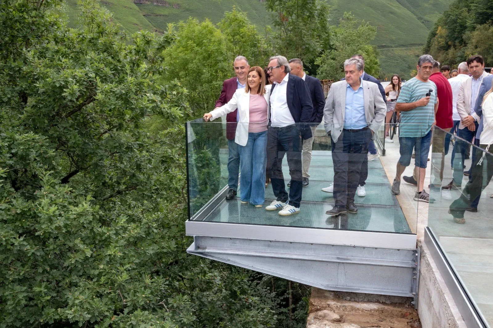La presidenta de Cantabria, María José Sáenz de Buruaga, ha inaugurado la nueva vía verde que conecta la Estación de Yera 