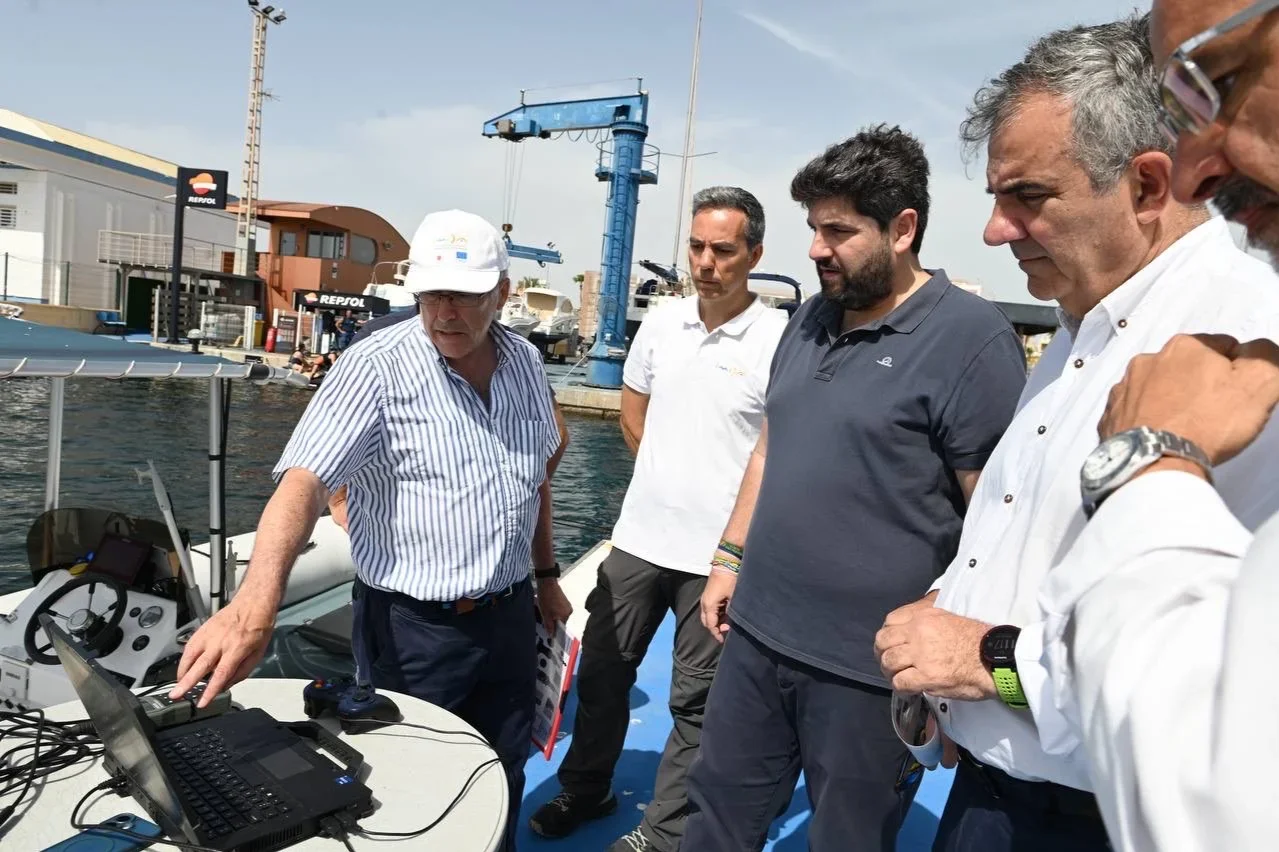 López Miras destaca el sistema de vigilancia del Mar Menor para anticipar riesgos ambientales