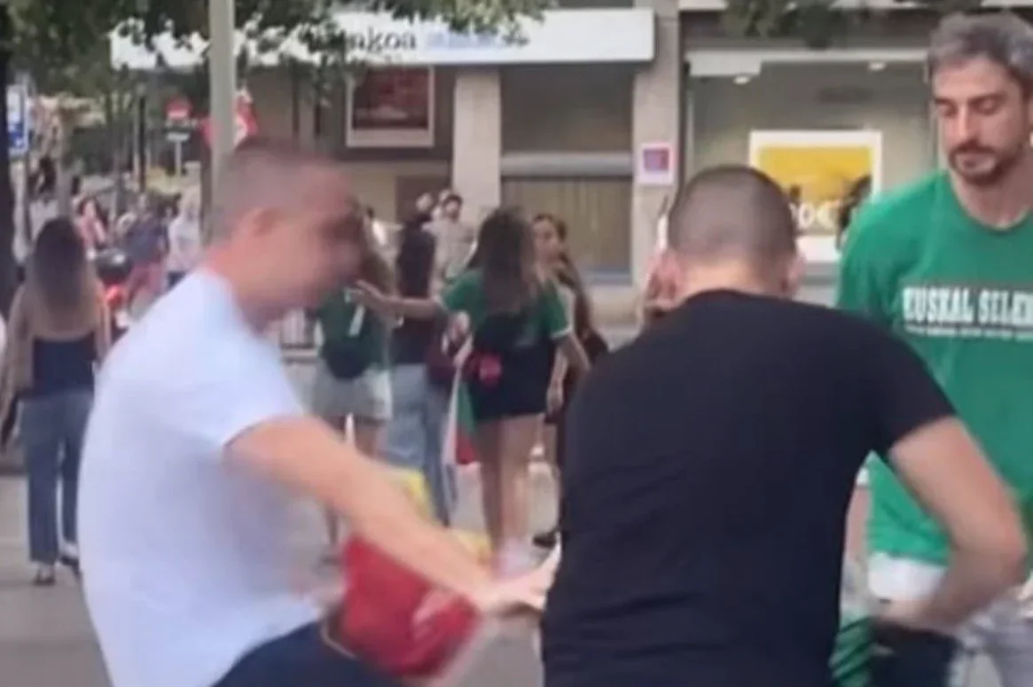 Así fue la agresión a un aficionado de España en Bilbao: puñetazos y una patada en la cabeza por llevar la bandera