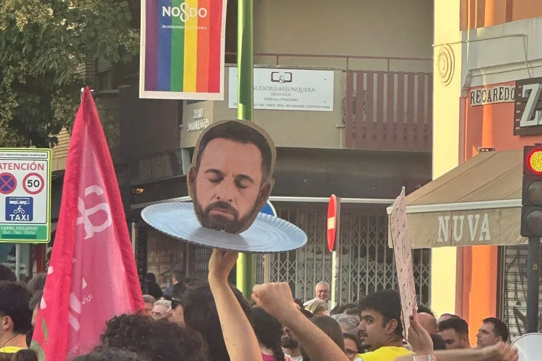 VOX denuncia la “exhibición de odio” LGTBI en Sevilla tras pasear la ‘cabeza’ de Abascal en una bandeja de plata
