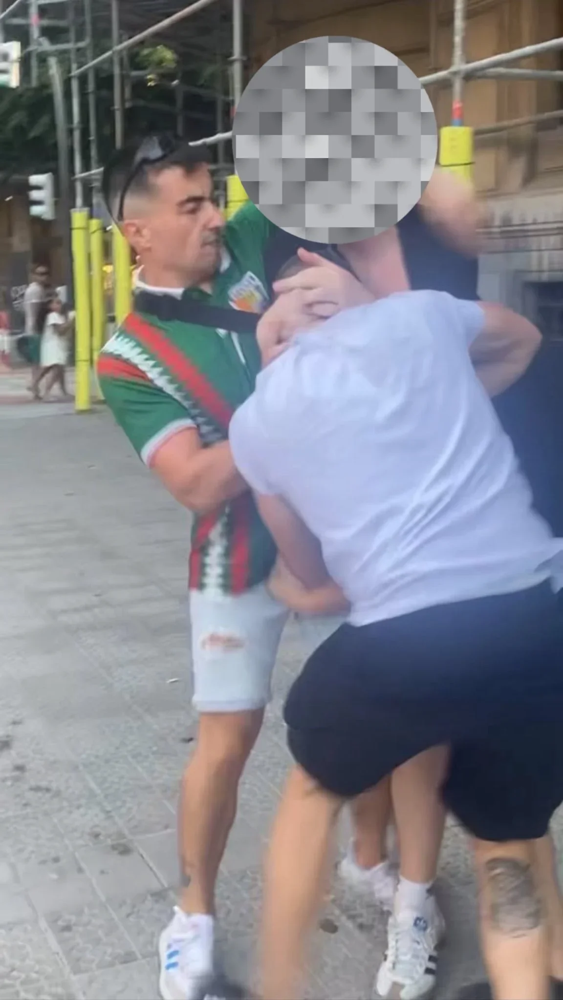 Imágenes de la agresión a un joven con la bandera de España