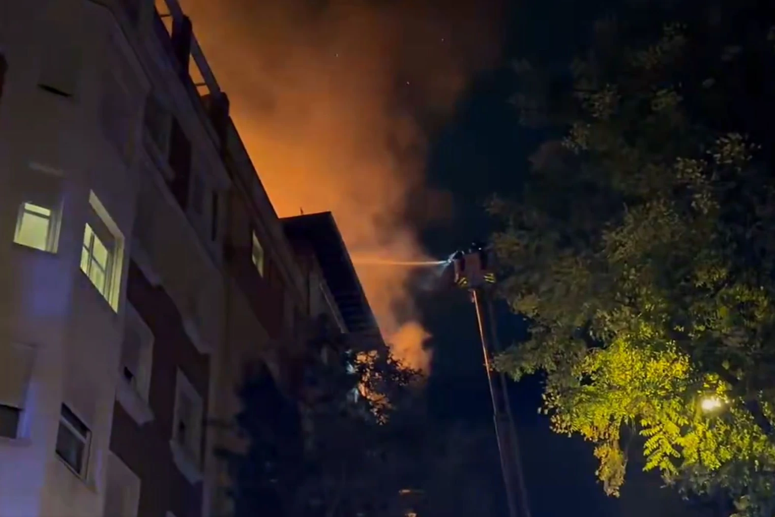 Un incendio de madrugada obliga a desalojar dos edificios en Chamberí tras derrumbarse la cubierta