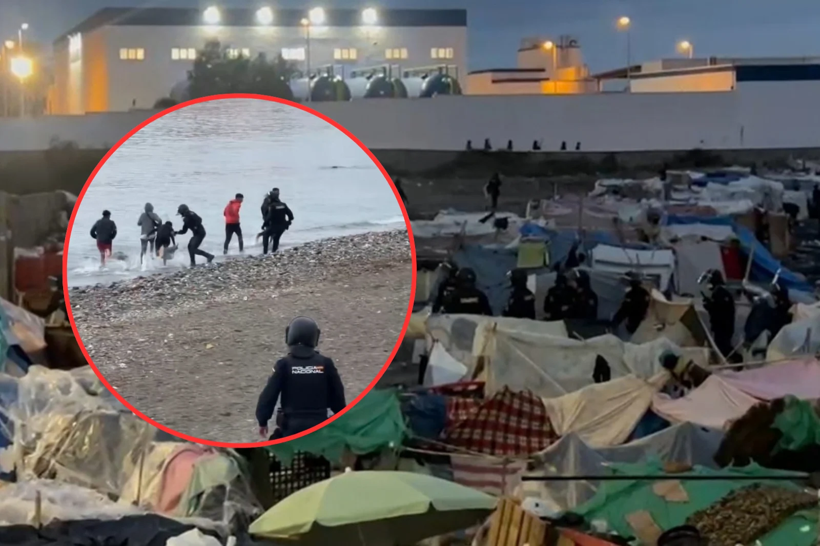 Macrooperativo en Benítez: la Policía desaloja a cientos de inmigrantes y algunos de ellos huyen por la playa