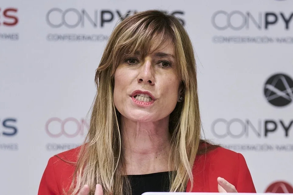 Begoña Gómez y su asesora aún no recuperan sus pasaportes porque Peinado exige que acudan al juzgado