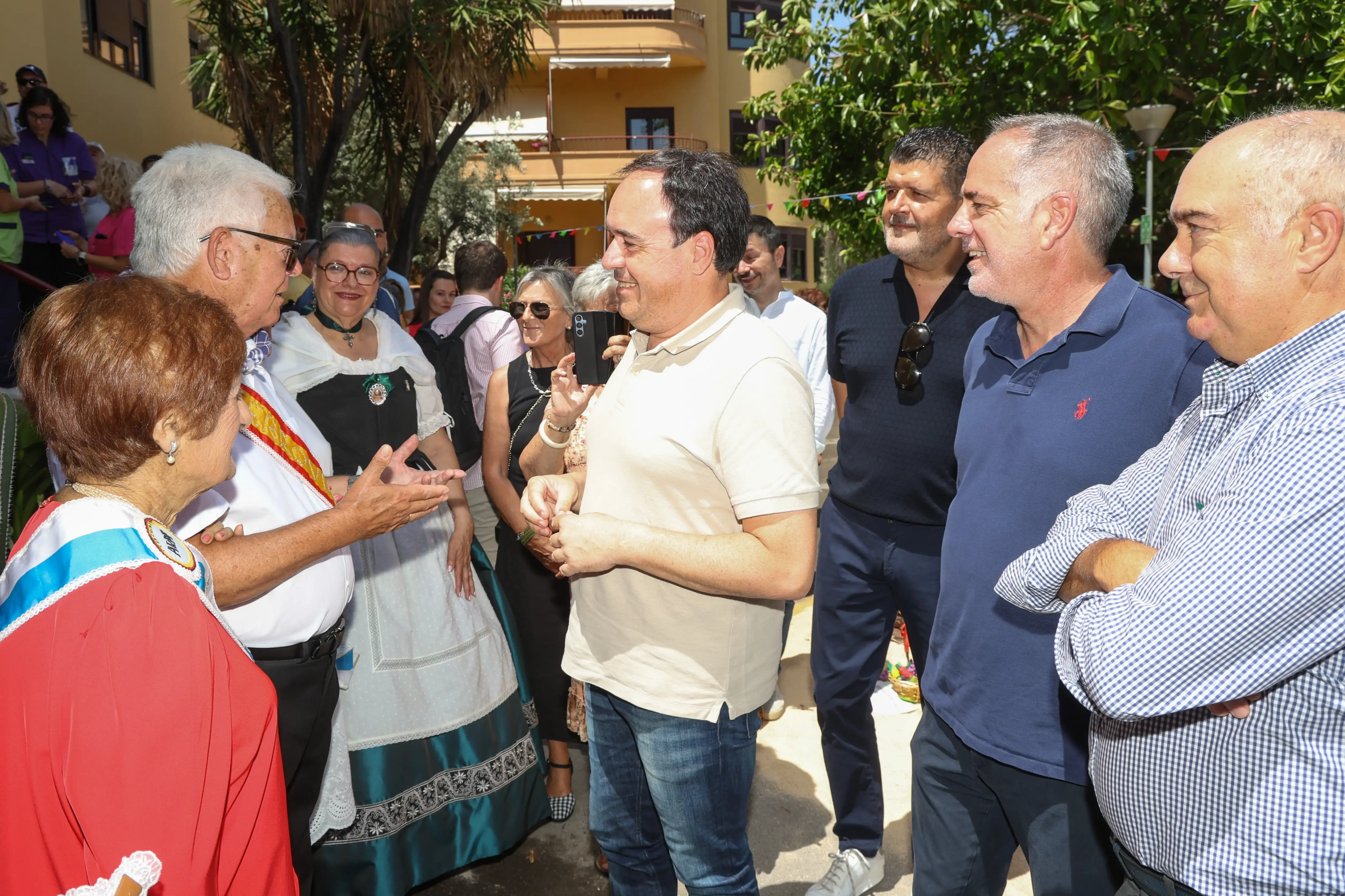 Pérez Llorca visita la Residencia de Ferroviarios de San Juan y participa en la 'cremá' de su hoguera