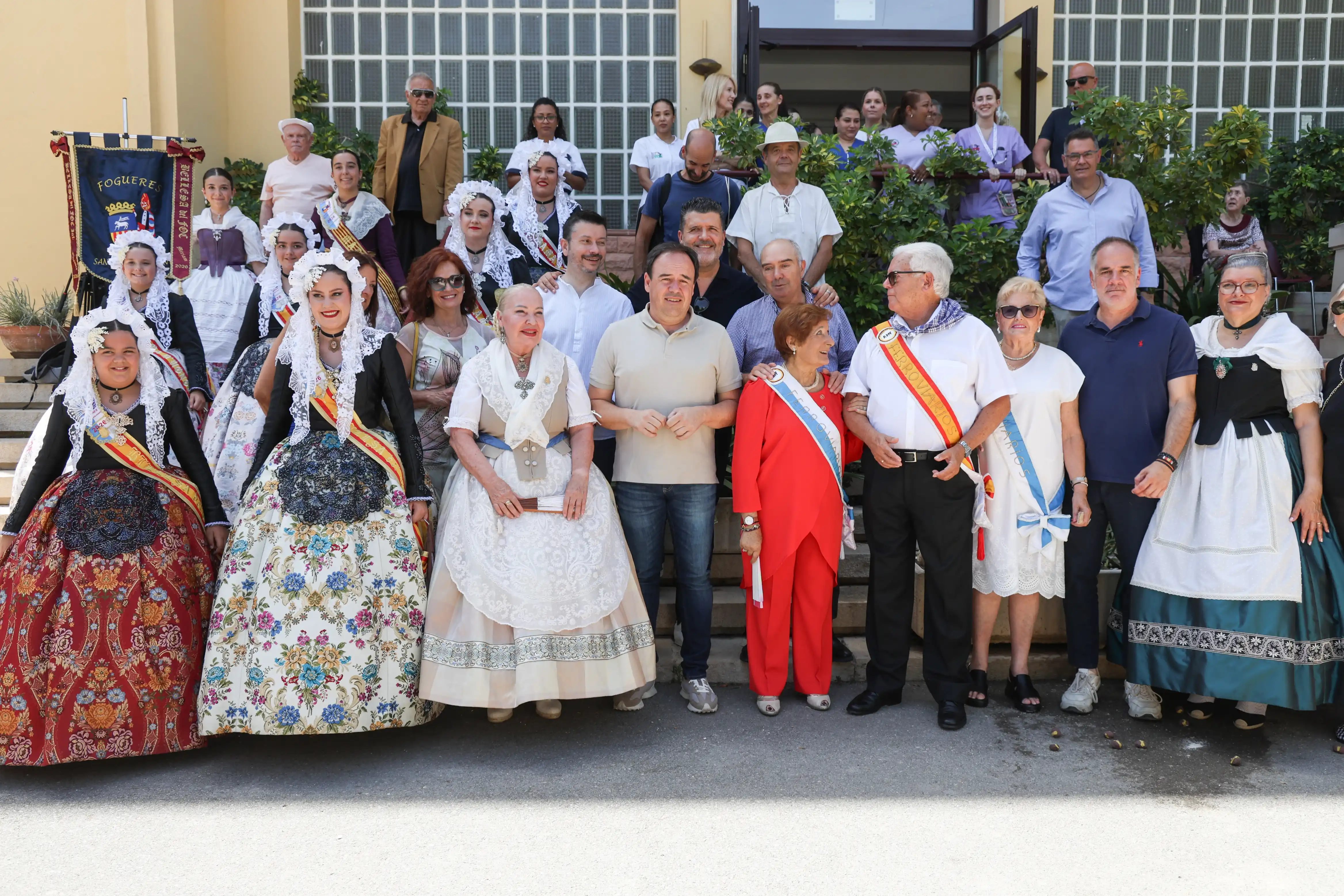 Pérez Llorca visita la Residencia de Ferroviarios de San Juan y participa en la 'cremá' de su hoguera