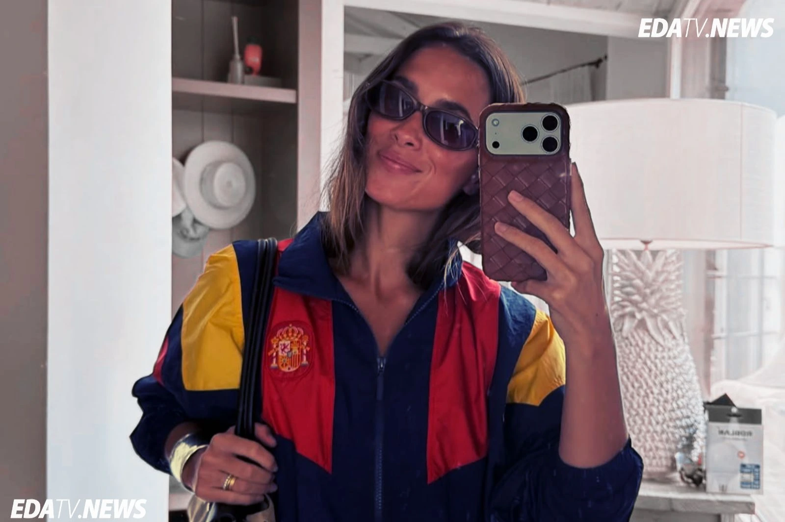 María Pombo se rinde a la chaqueta de la Selección Española que triunfa este verano
