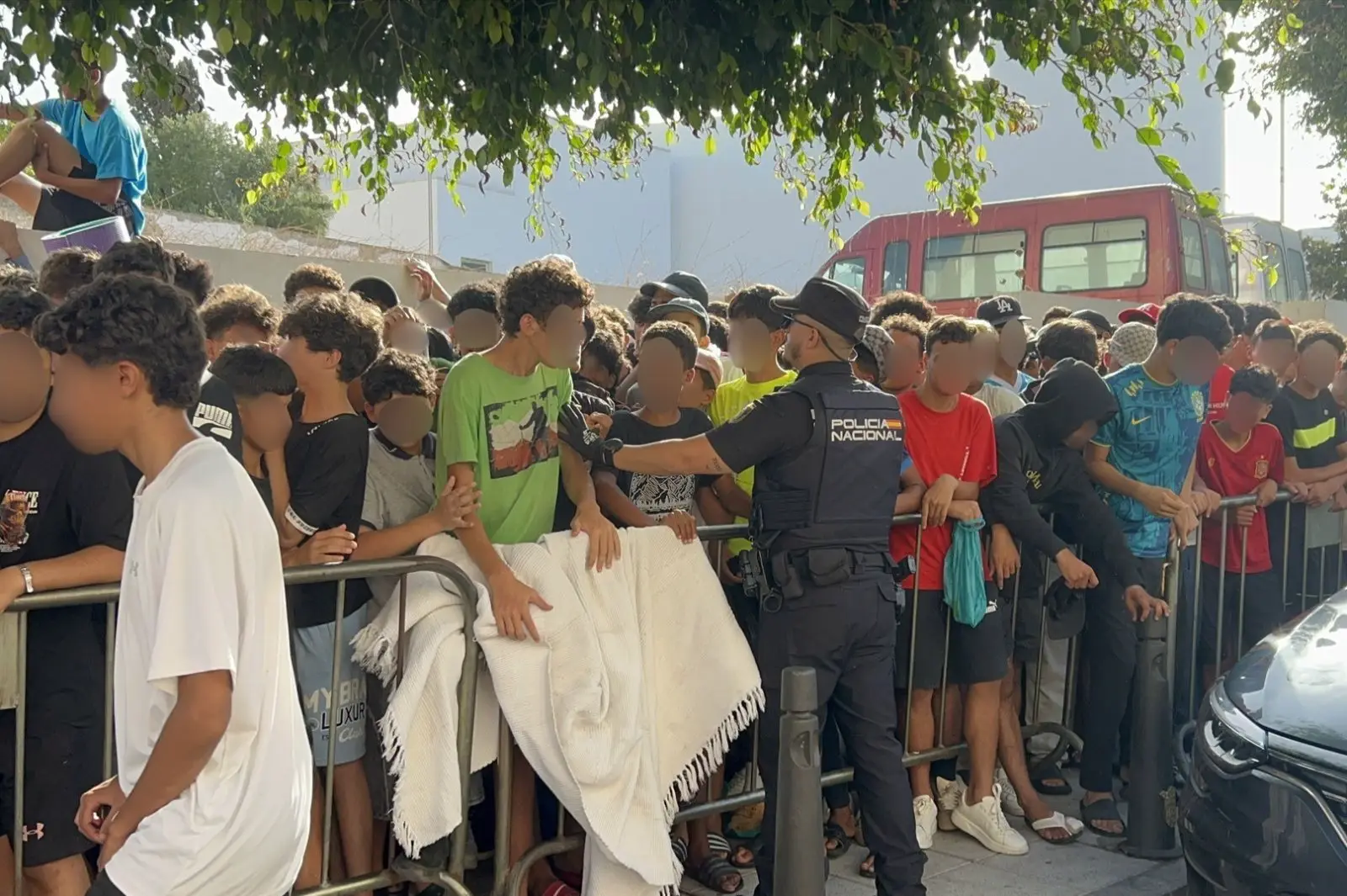El Gobierno se contradice con los menores de Ceuta: dice devolverlos a Marruecos mientras prepara su reparto por España