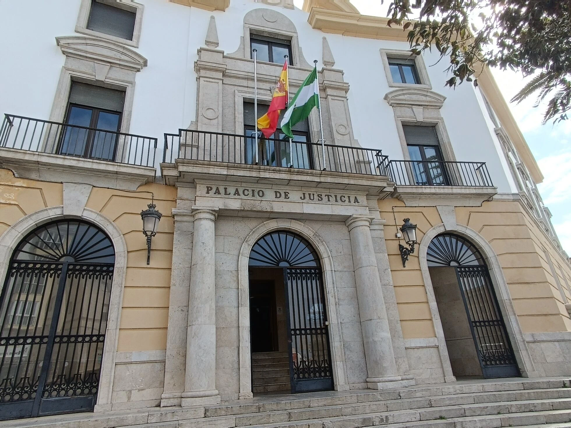 Los presuntos autores le retiraron el teléfono móvil y un reloj con sistema de localización. Con ello, dificultaron su rastreo por parte de los educadores y familiares.