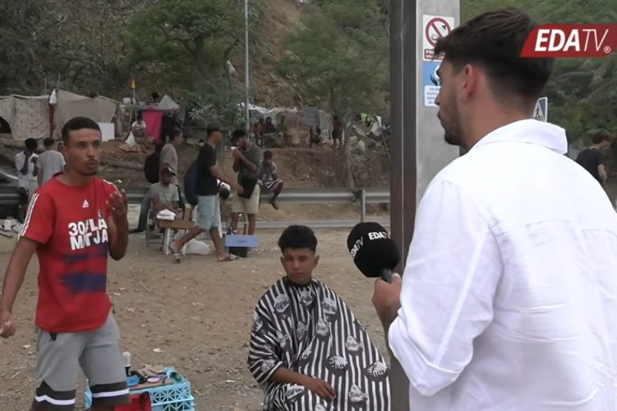 La playa Trampolín de Ceuta se convierte en un poblado: ropa, tabaco y cortes de pelo a 4 euros