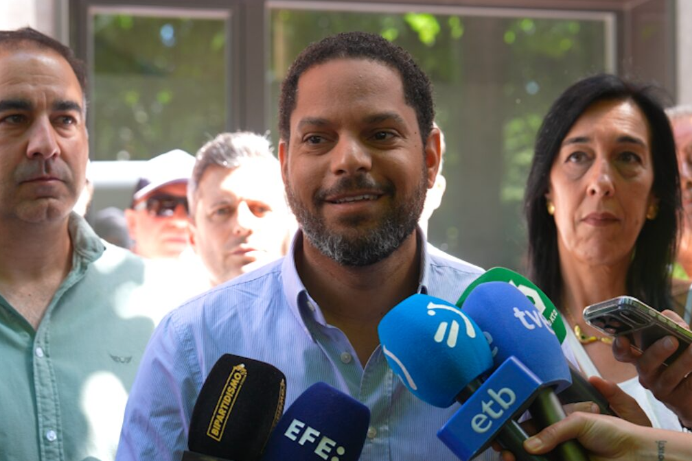 Garriga critica la “soberbia” de Juanma Moreno y le insta a “levantar el teléfono de una vez” para conformar gobierno