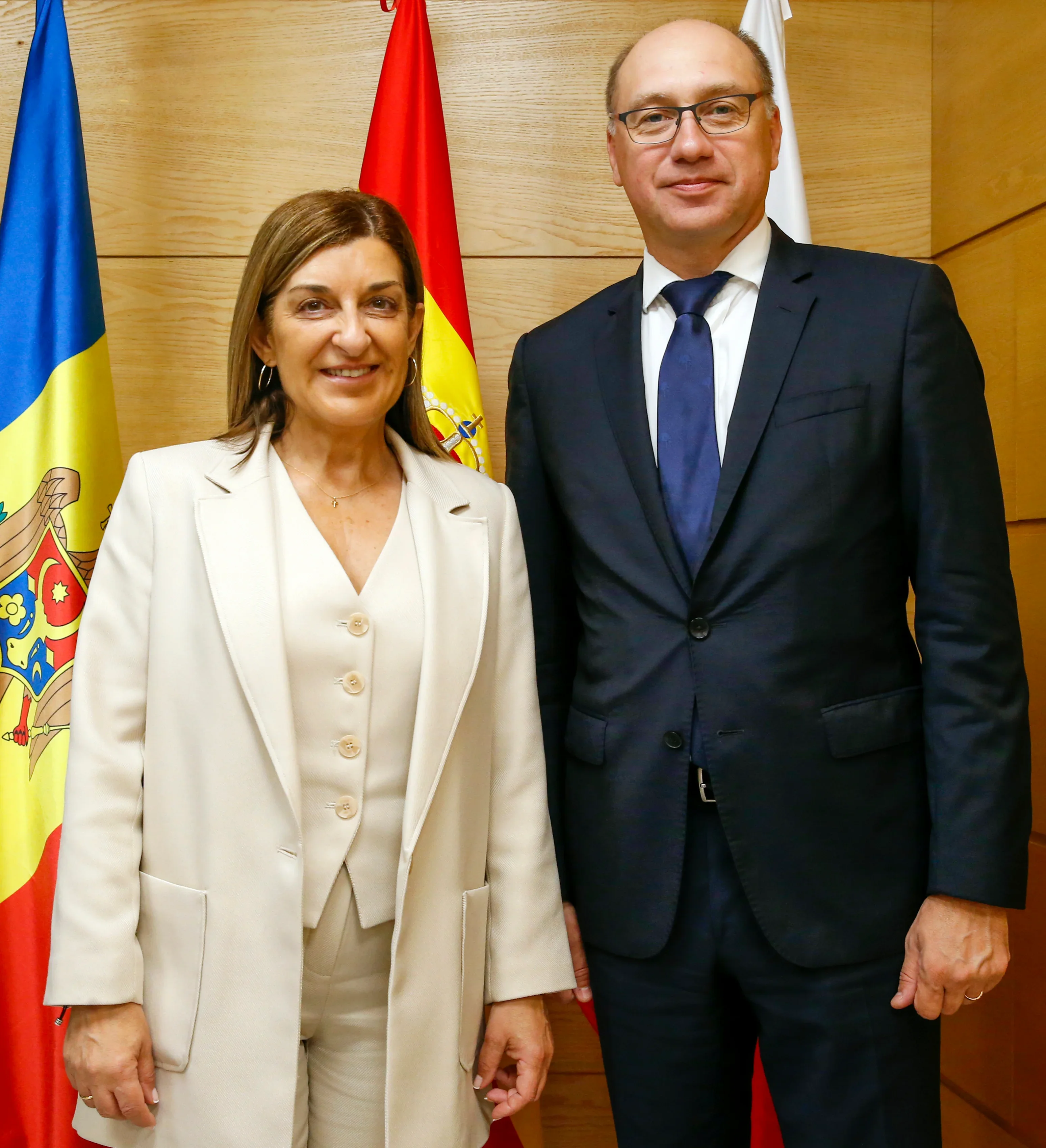 La presidenta de Cantabria, María José Sáenz de Buruaga, y el embajador de Moldavia en España, Eugeniu Revenco