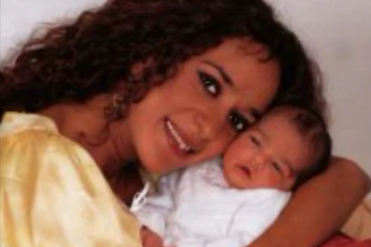 Lola Orellana, hija de Rosario Flores, comparte sus primeras imágenes como madre primeriza