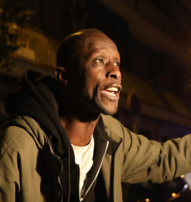 Mbaye tras su salida de comisaría