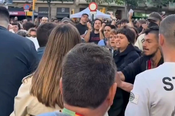 VOX denuncia el ataque a Júlia Calvet y a varias carpas informativas durante Sant Jordi