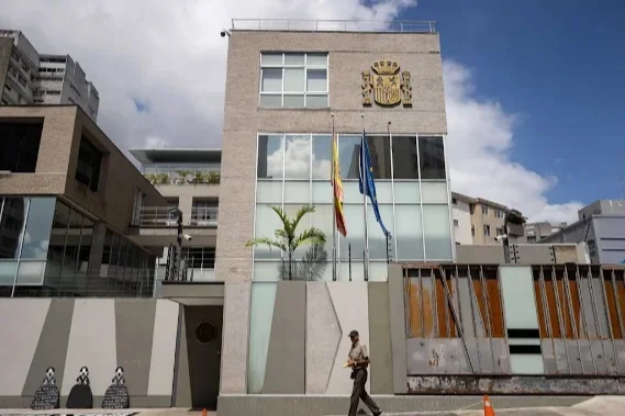 Desalojan la Embajada de España en Caracas por el riesgo de derrumbe tras los terremotos
