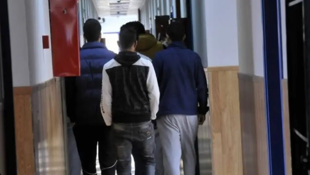 Los inmigrantes identificados como mayores de edad quedan posteriormente en libertad dentro del territorio nacional pese a haber falseado presuntamente sus datos personales 