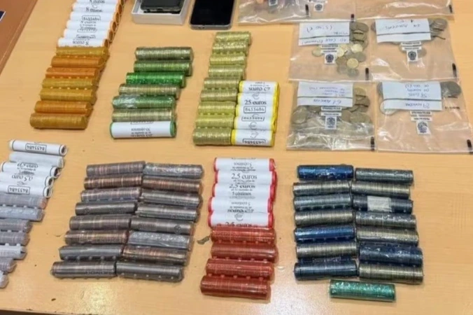 La policía detiene en Puente de Vallecas a un hombre tras robar dinero de un banco y ocultarlo en un cubo de basura