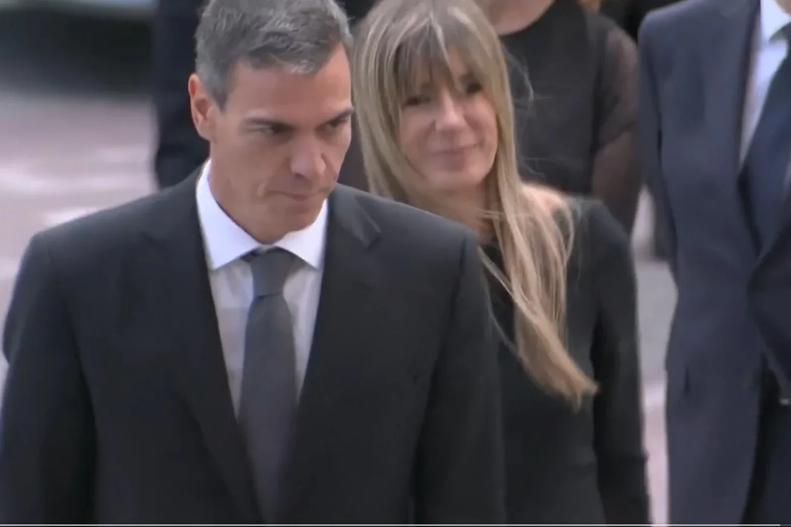 Sánchez asiste a la misa del Papa en la Sagrada Familia acompañado de 14 ministros, su esposa y la hija de Yolanda Díaz
