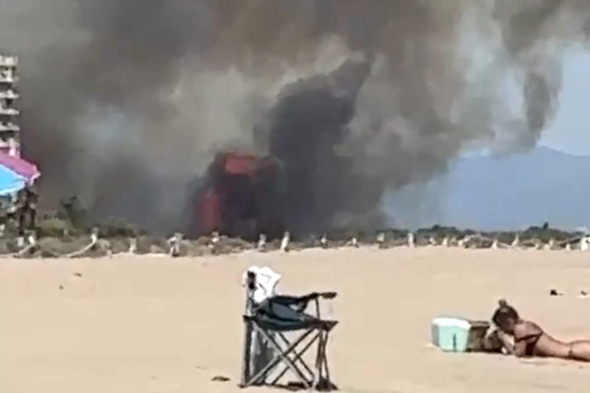 Incendio en El Saler: activados cañones antiincendios, tres medios aéreos y corte de la CV500