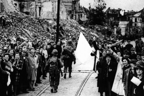 8 de mayo de 1945: el día que terminó una guerra y comenzó una gran mentira