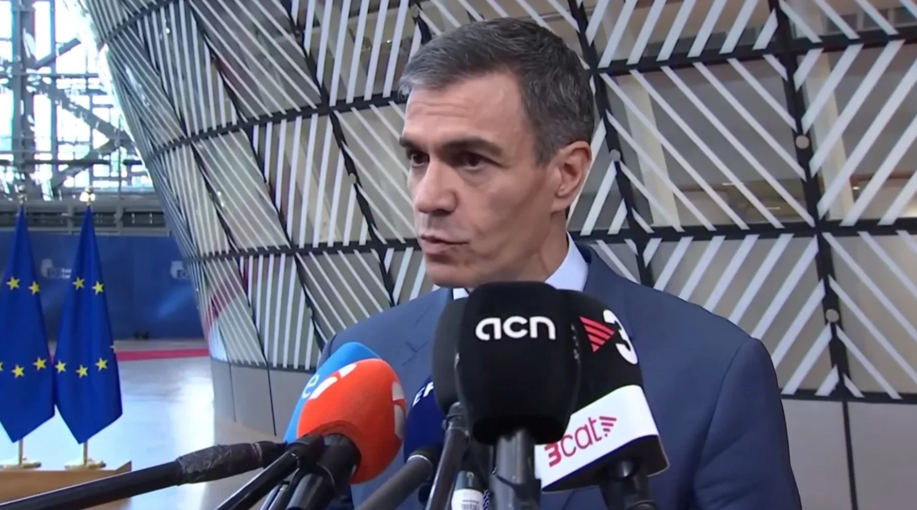 Sánchez expresó desde Bruselas su respaldo a Zapatero tras la imputación de sus hijas