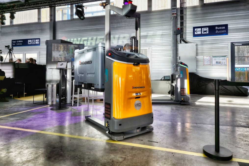 Automatización inteligente para aplicaciones de gran altura: Jungheinrich lanza el robot móvil EAC 212a