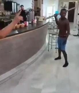 Un hombre destroza un bar en Palos de la Frontera