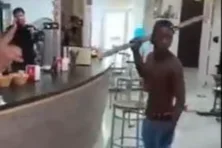 Un inmigrante provoca destrozos con una barra de hierro en un bar de Palos de la Frontera y daña varios vehículos