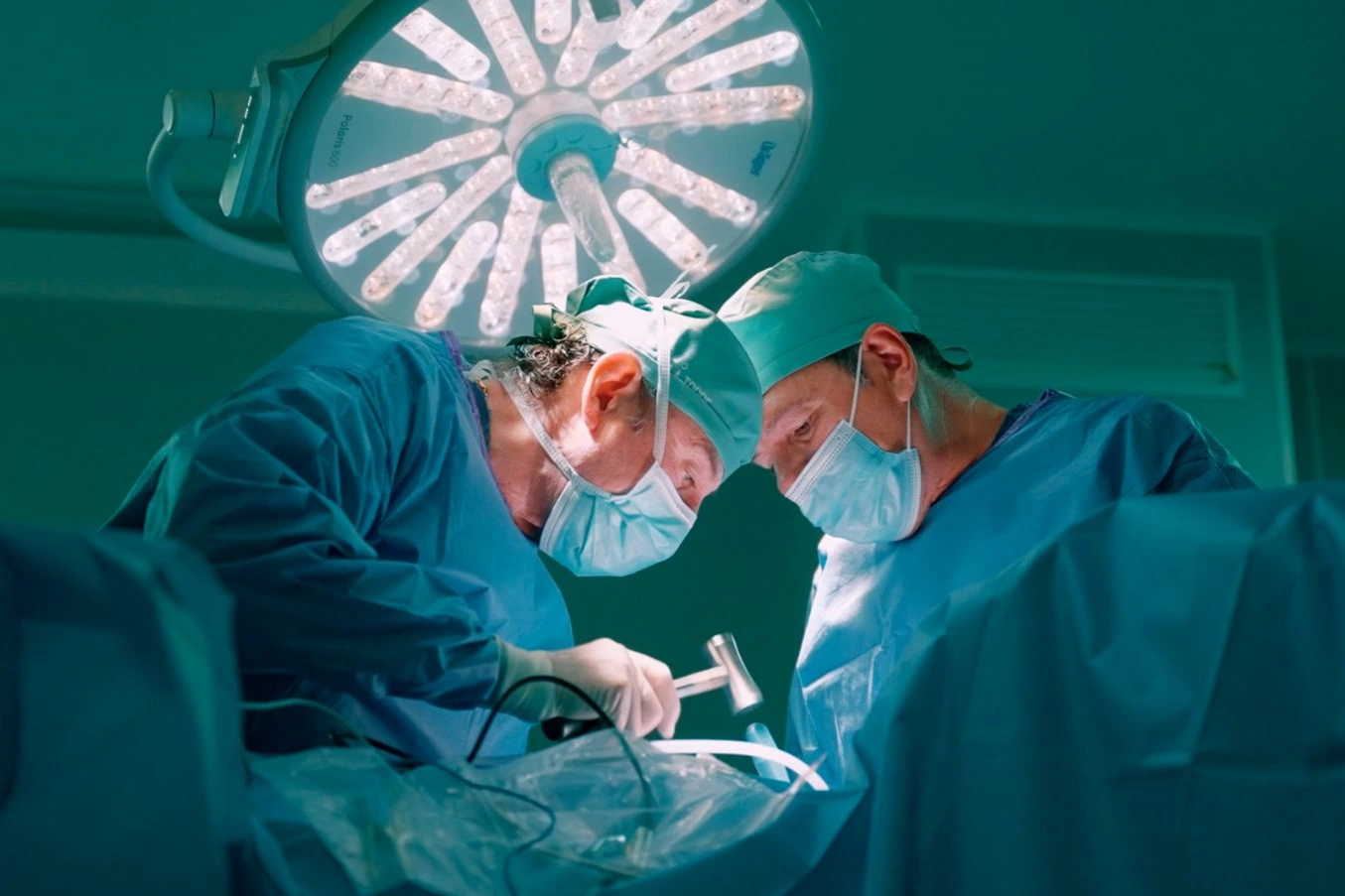 Neurocirujanos de Vithas advierten sobre el dolor de espalda, una de las principales causas de baja médica