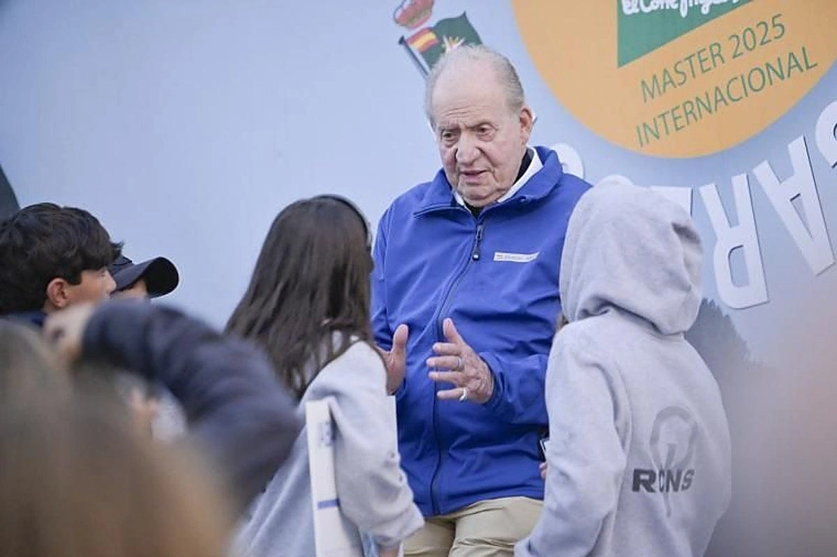 El retorno del emérito y el relato agotado: medios, excusas y la emergencia de una voz incómoda