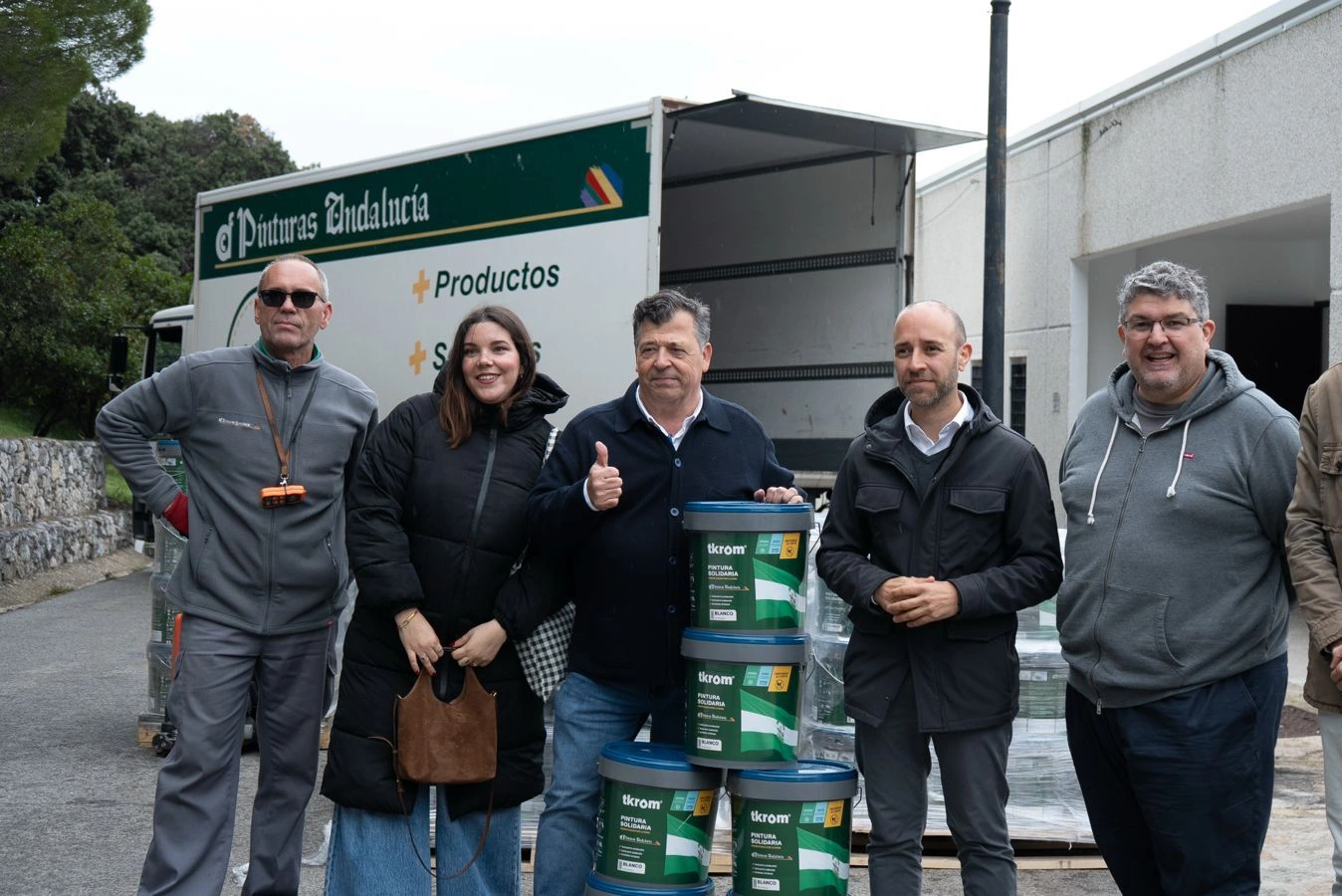 Empresas que dejan huella: Pinturas Andalucía dona 8.000 litros de pintura 'solidaria'
