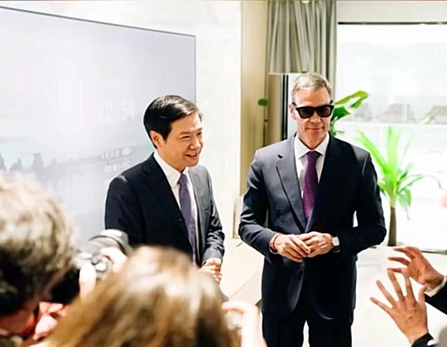 Pedro Sánchez de visita en China