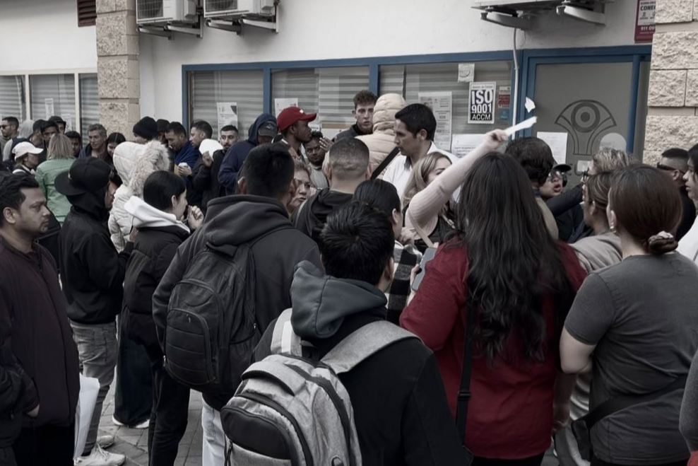 La regularización masiva de inmigrantes cumple un mes y dispara el efecto llamada