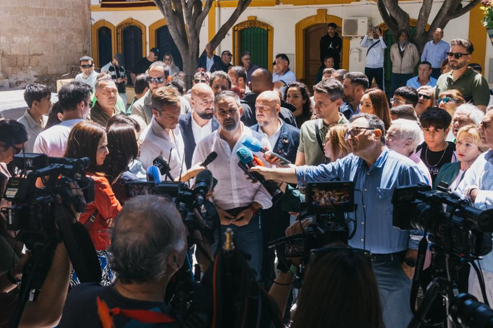 Abascal denuncia desde Almería la “invasión migratoria”: “En algunos lugares brillan demasiado los filos de las navajas"