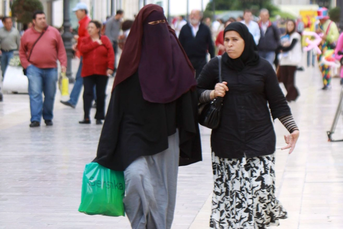 El Ayuntamiento de Sevilla aprobó limitar el uso del burka en edificios municipales