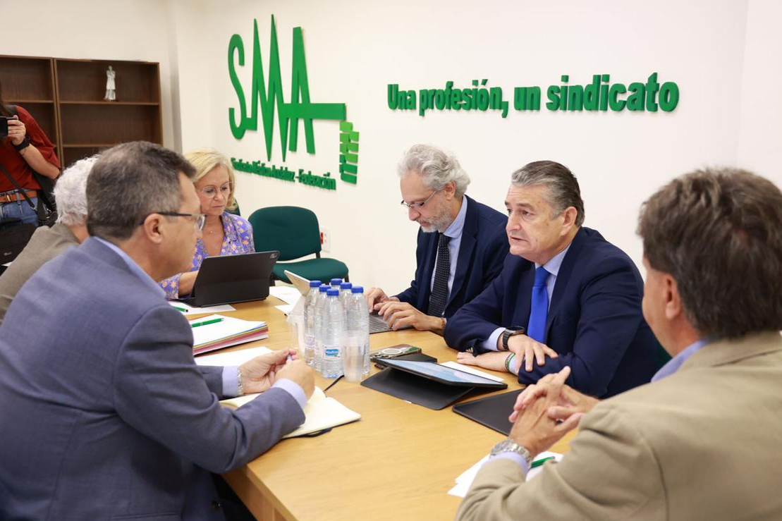 Acuerdo ente el PP y el SMA para mejorar las condiciones profesionales de los médicos en Andalucía