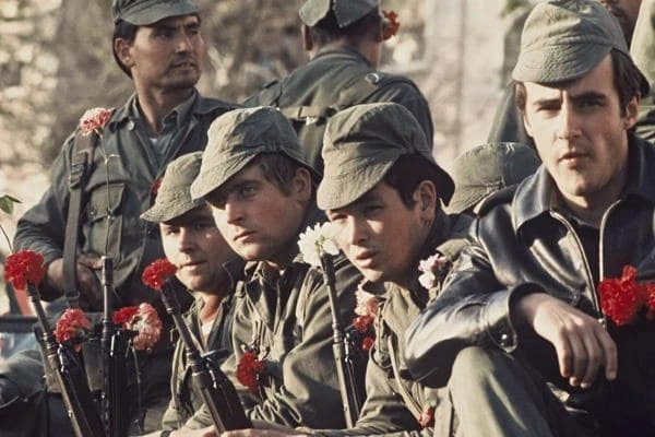 La llamada Revolución de los Claveles: el mito romántico de un golpe de Estado