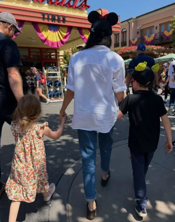 El regreso de Harry y Meghan al Reino Unido, en el aire: un problema de seguridad aleja a Archie y Lilibet de Carlos III