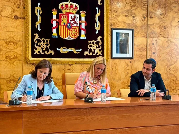 La presidenta de la comunidad judía de Madrid, Estrella Bengio, la alcaldesa de Torrelodones, Almudena Negro y el representante para España de la European Jewish Association, Juan Caldes