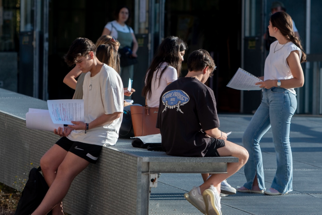 Los jóvenes españoles se alejan del feminismo y crece el apoyo a las políticas de mano dura