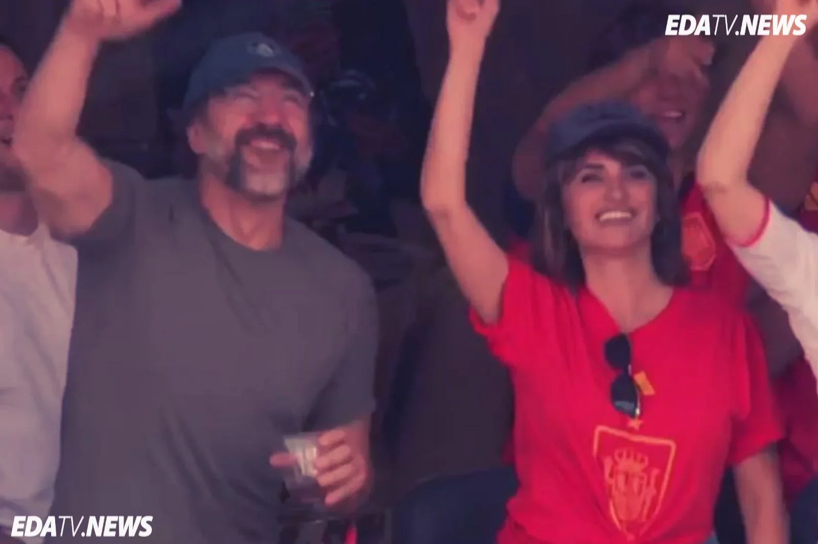 Penélope Cruz y Javier Bardem, de 'la casita' de Bad Bunny al Mundial: animan a España, pero él evita sus colores