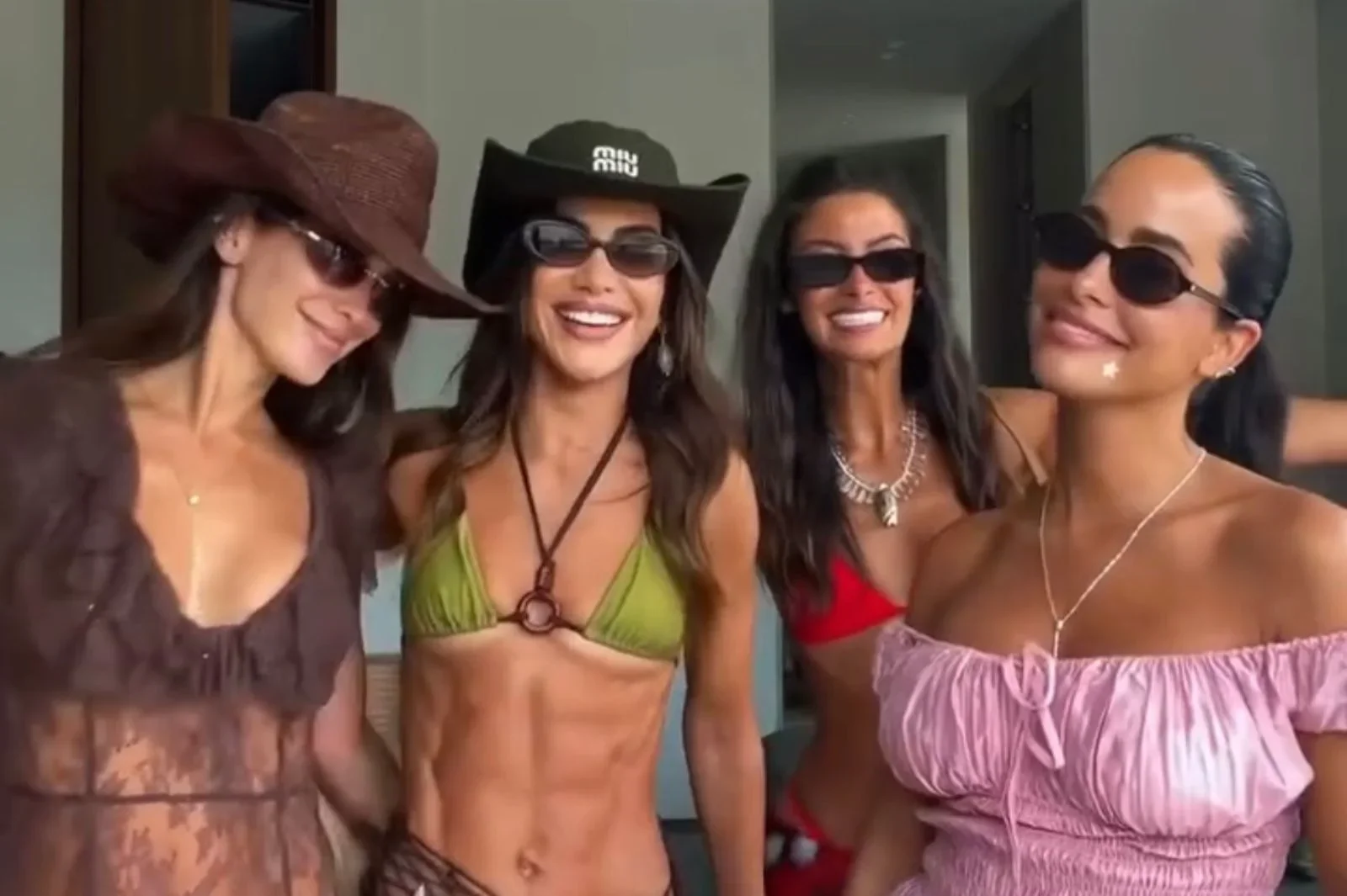 María Pombo, María Fernández-Rubíes y María Martín de Pozuelo deslumbran en la exclusiva escapada de Revolve a Marbella