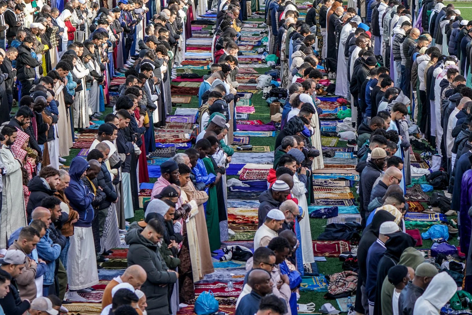 Miles de musulmanes celebran en las vías públicas el fin del Ramadán